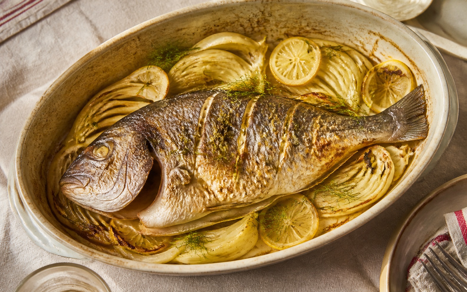 Dorade royale entière rôtie au four avec fenouil et citron