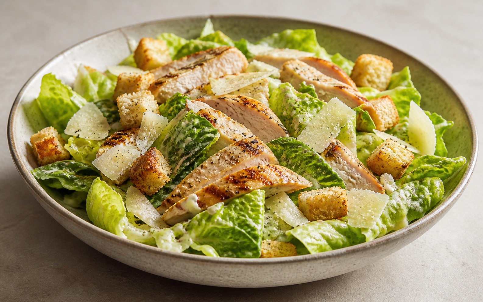 Salade Caesar au poulet grillé, parmesan et croûtons