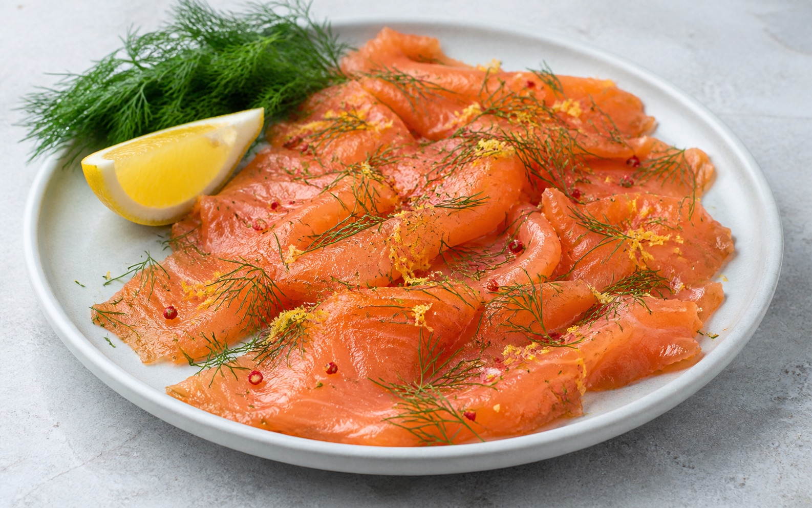 Saumon gravlax maison tranché finement avec aneth et citron